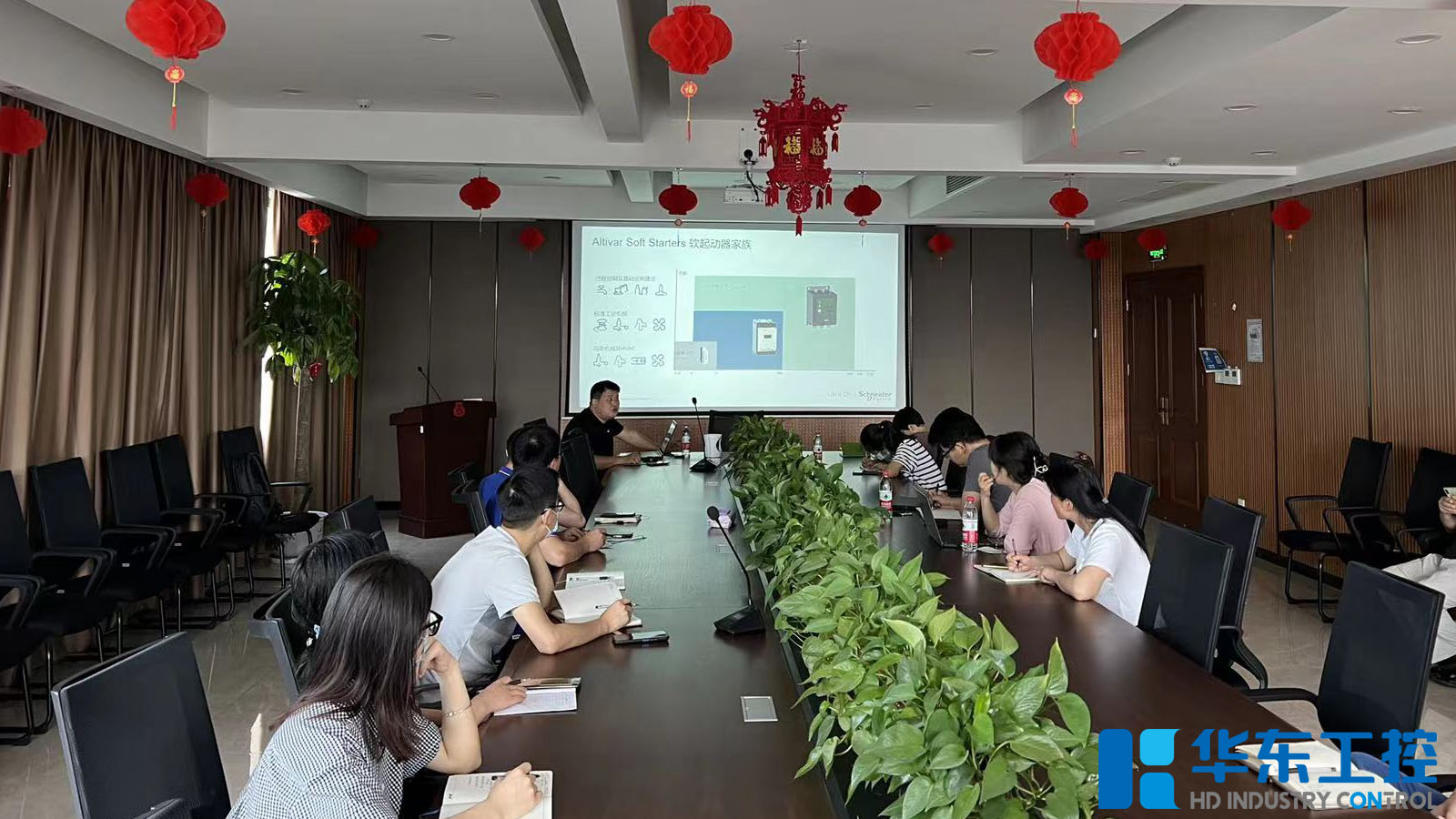 華東工控開展<i style='color:red'>施耐德</i>軟啟，觸摸屏技術(shù)及行業(yè)應(yīng)用培訓(xùn)